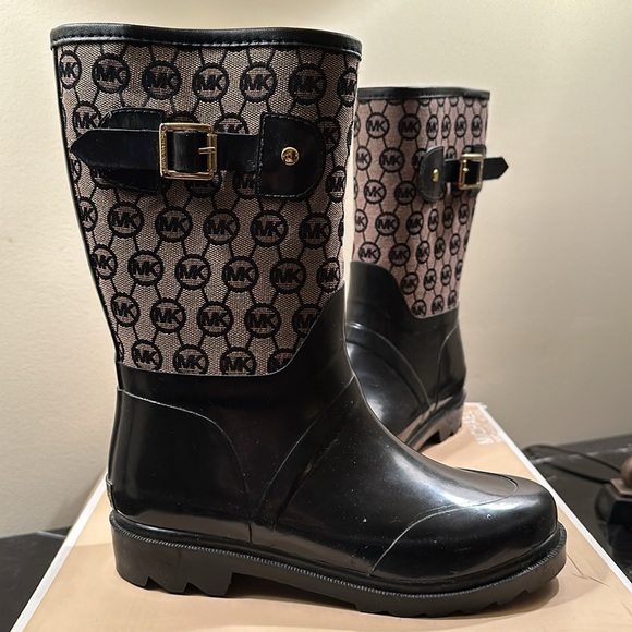 Michael Kors monogram mid rain boot with rubber soles - Picture 2 of 8
